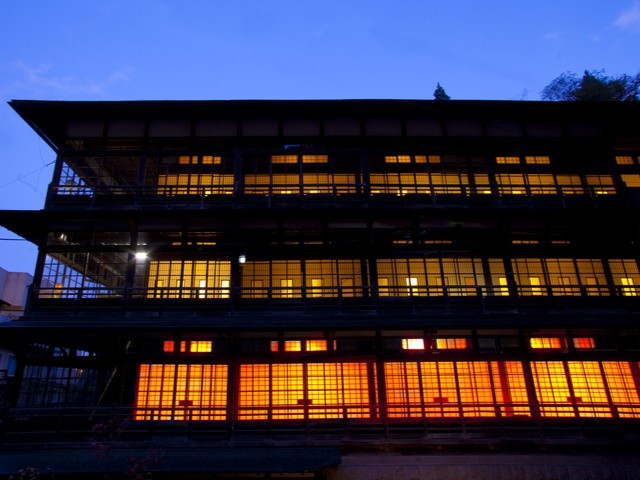 湯主一條 木造本館 夕景